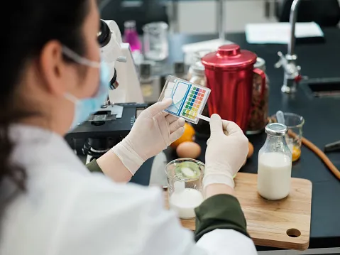 Cientista realizando uma análise de alimentos para rotulagem